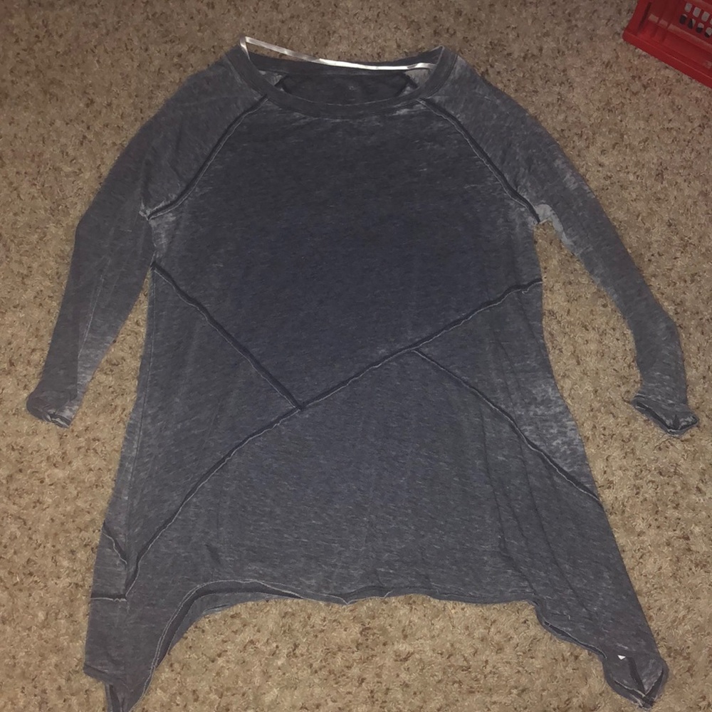 Quarter sleeve t shirt.